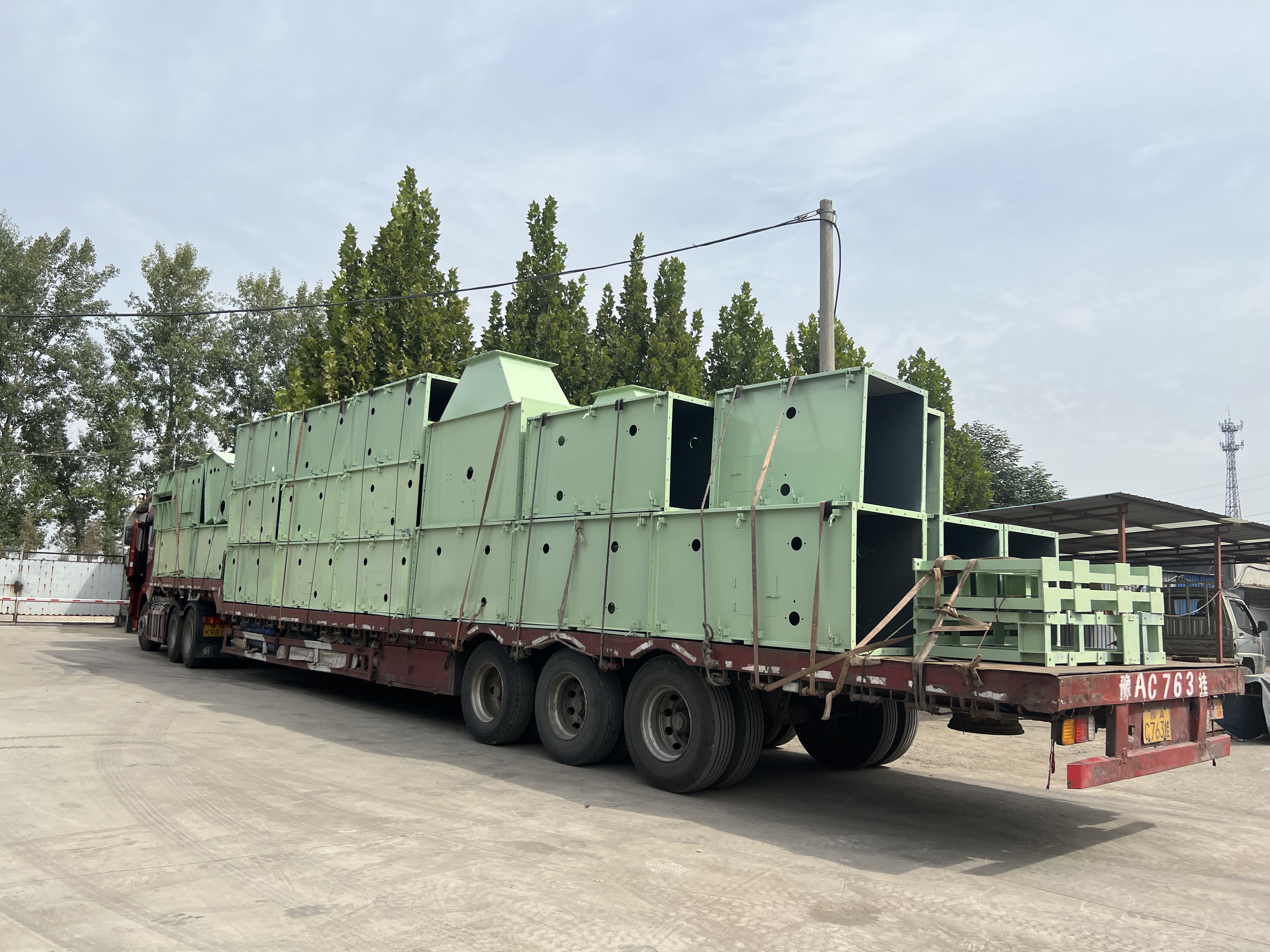 Hebei closed large inclination angle belt conveyor delivery site