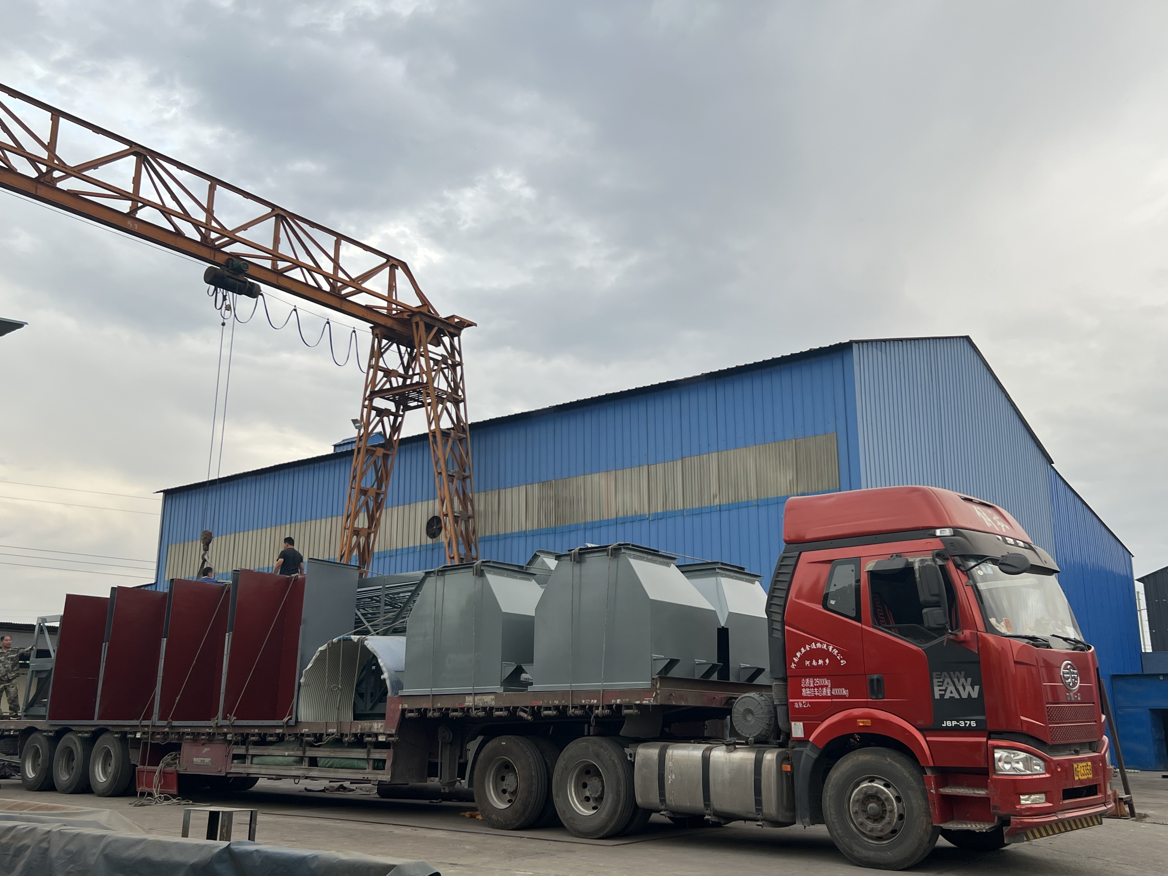 Enclosed large inclined angle belt conveyor shipped to Anhui Province