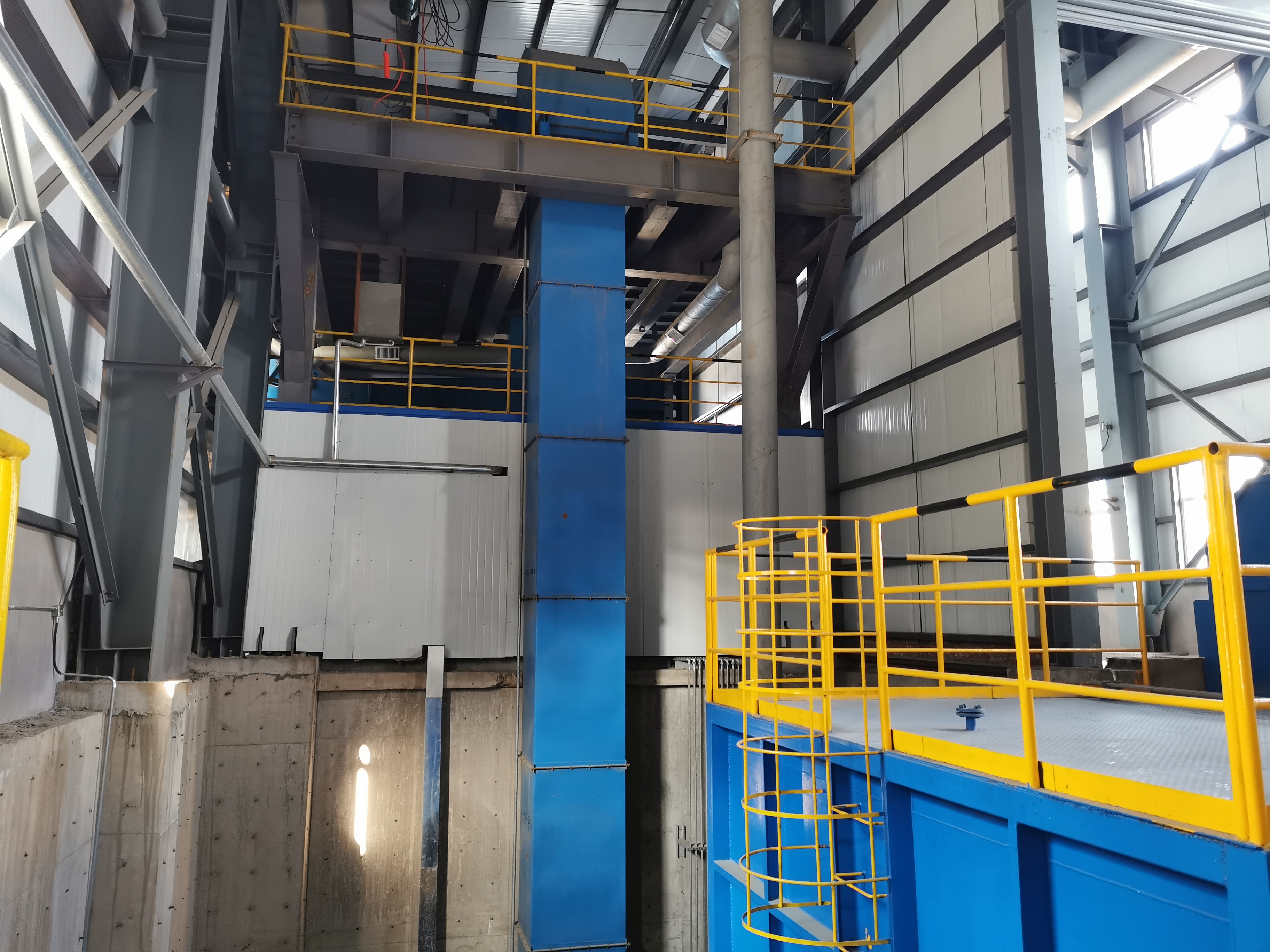 Enclosed large inclination belt conveyor