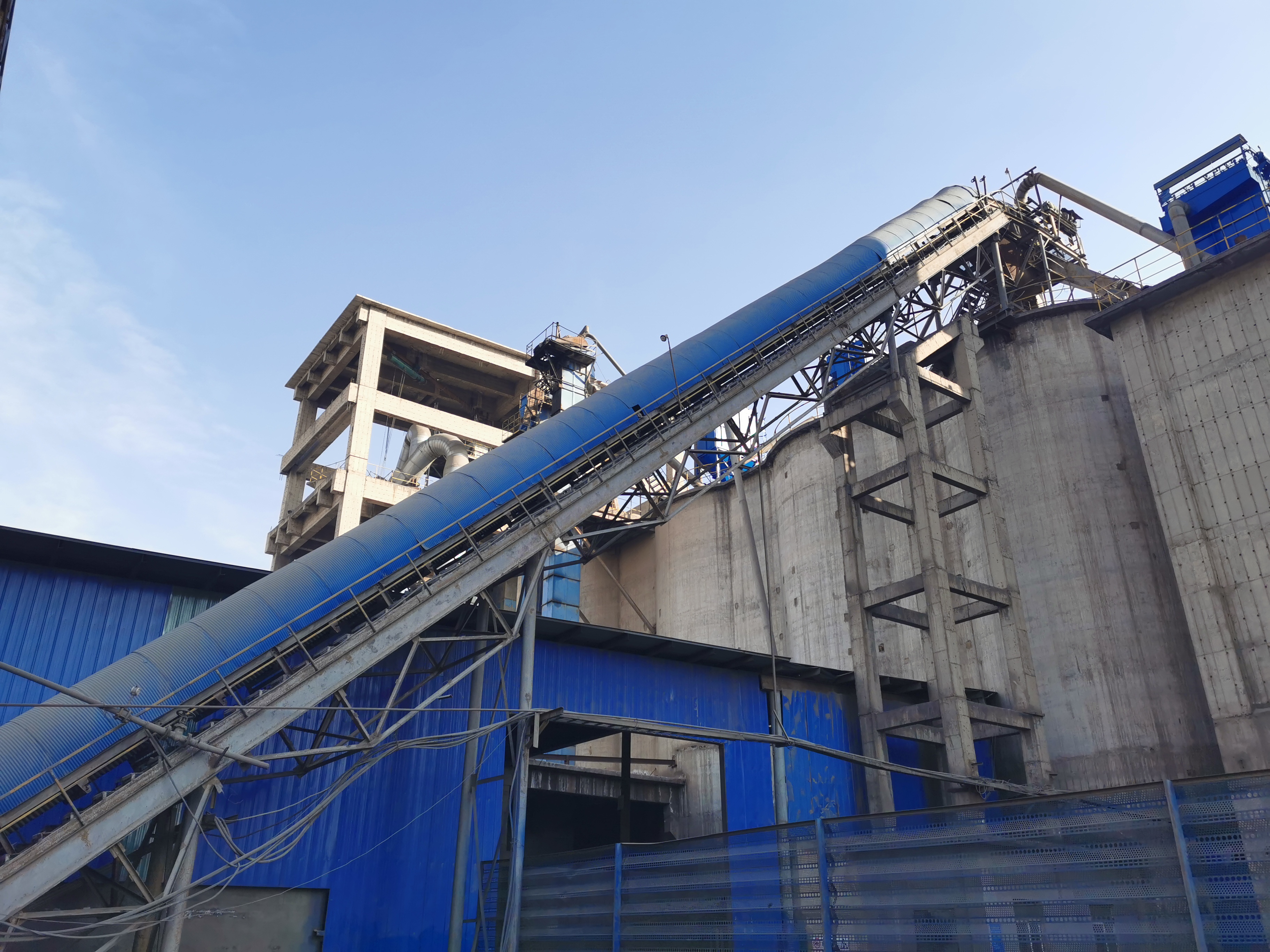 Enclosed large inclination belt conveyor