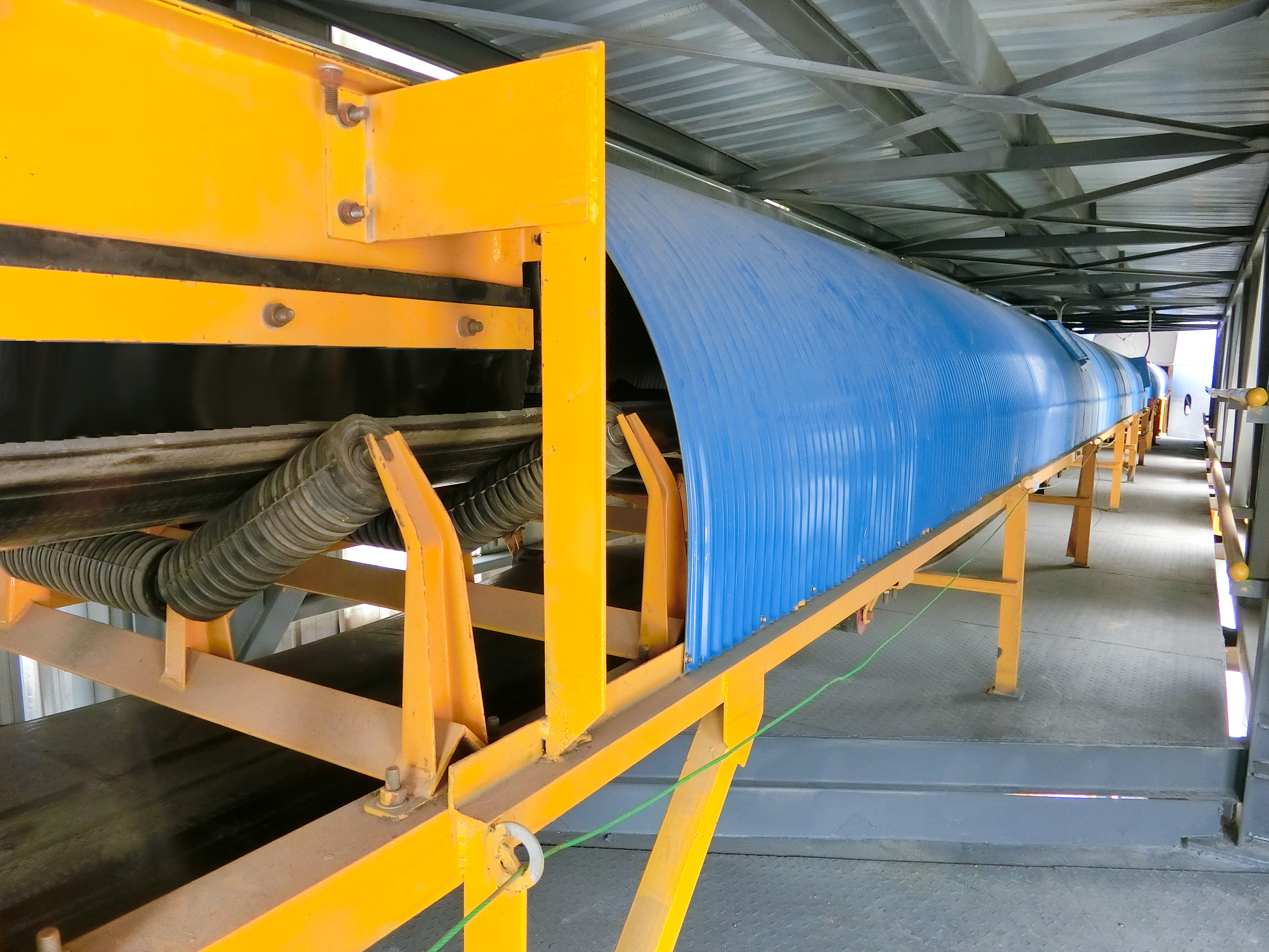 Enclosed large inclination belt conveyor