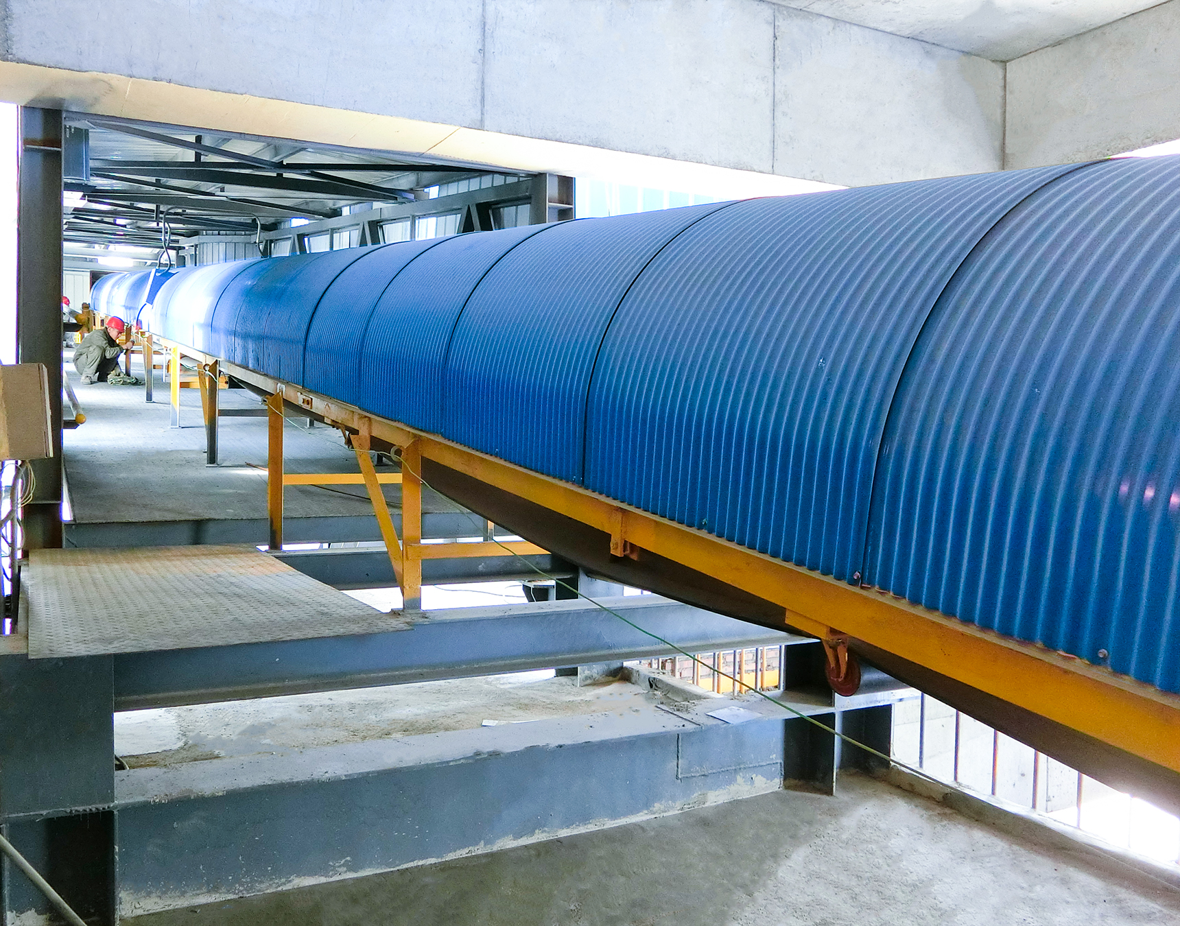 Enclosed large inclination belt conveyor